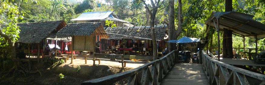 Ban Huai Shuathao (Karen long-neck village)