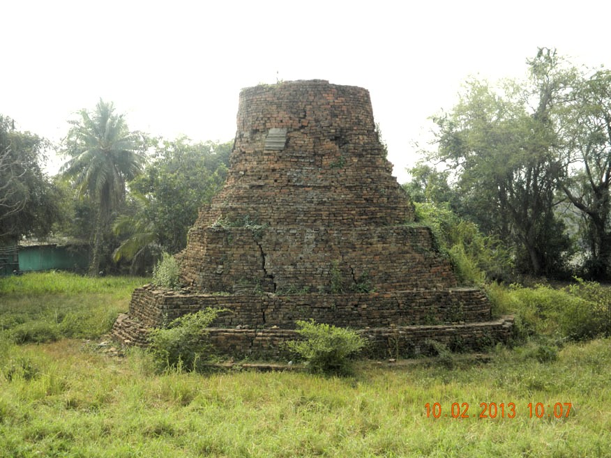 The ruined chedi at Wat Sumko