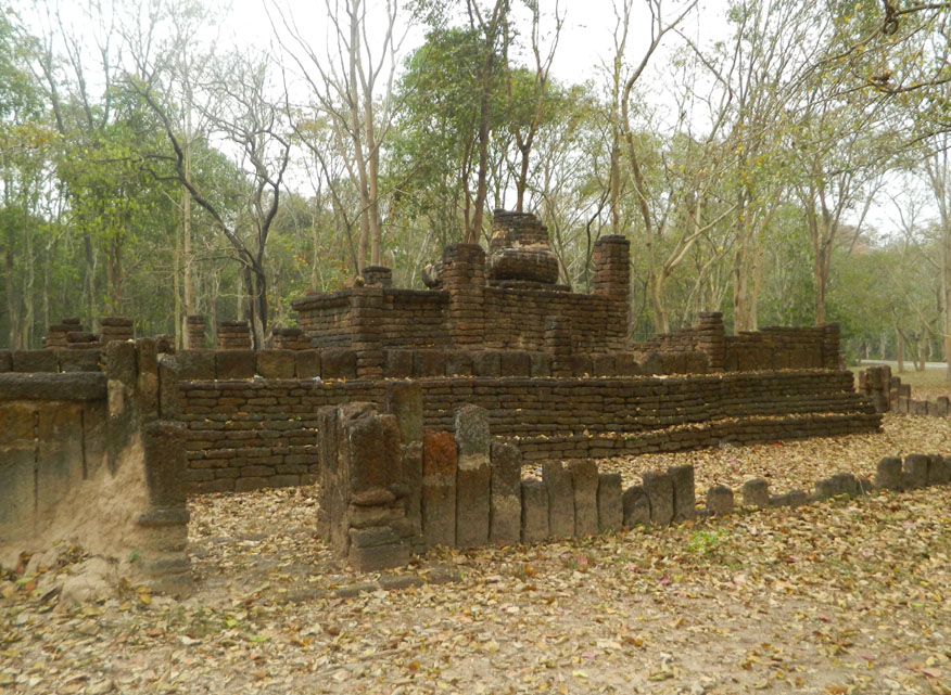 The ruins at Wat Rim Tang, Kampheang Historical Park