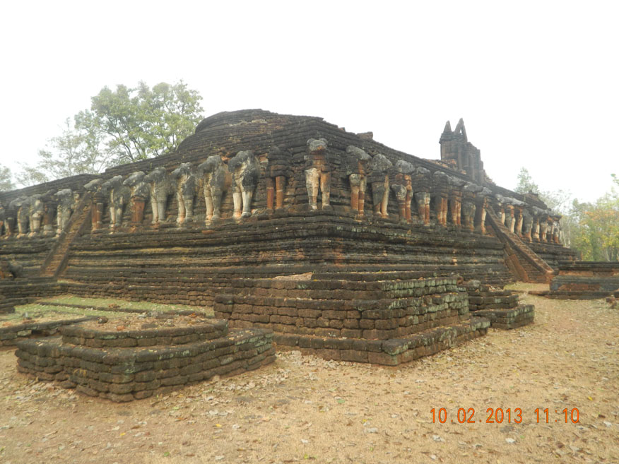 The ruins at Wat Rim Tang, Kampheang Historical Park