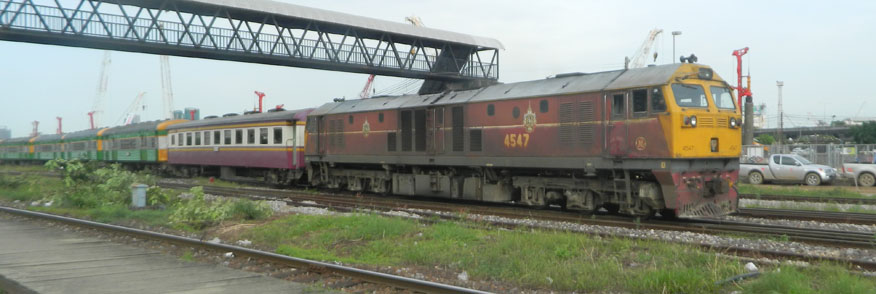 GE Locomotive 4547 retrieves coaches for Hua Lamphong